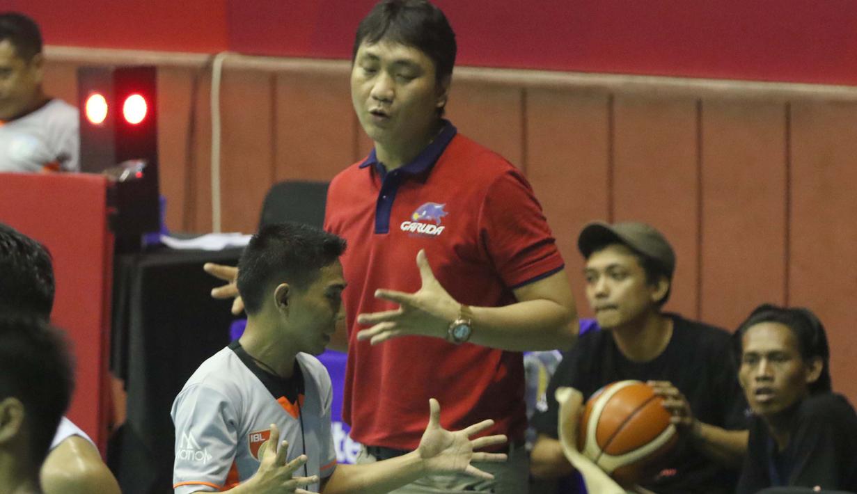 Pelatih Garuda Bandung victor Roring melakukan protes kepada wasit pada lanjutan IBL Reguler Season 2015-2016 di Hall A Senayan, Jakarta, Selasa (12/1/2016). Garuda Bandung menang 67-62. (Bola.com/Nicklas Hanoatubun)
