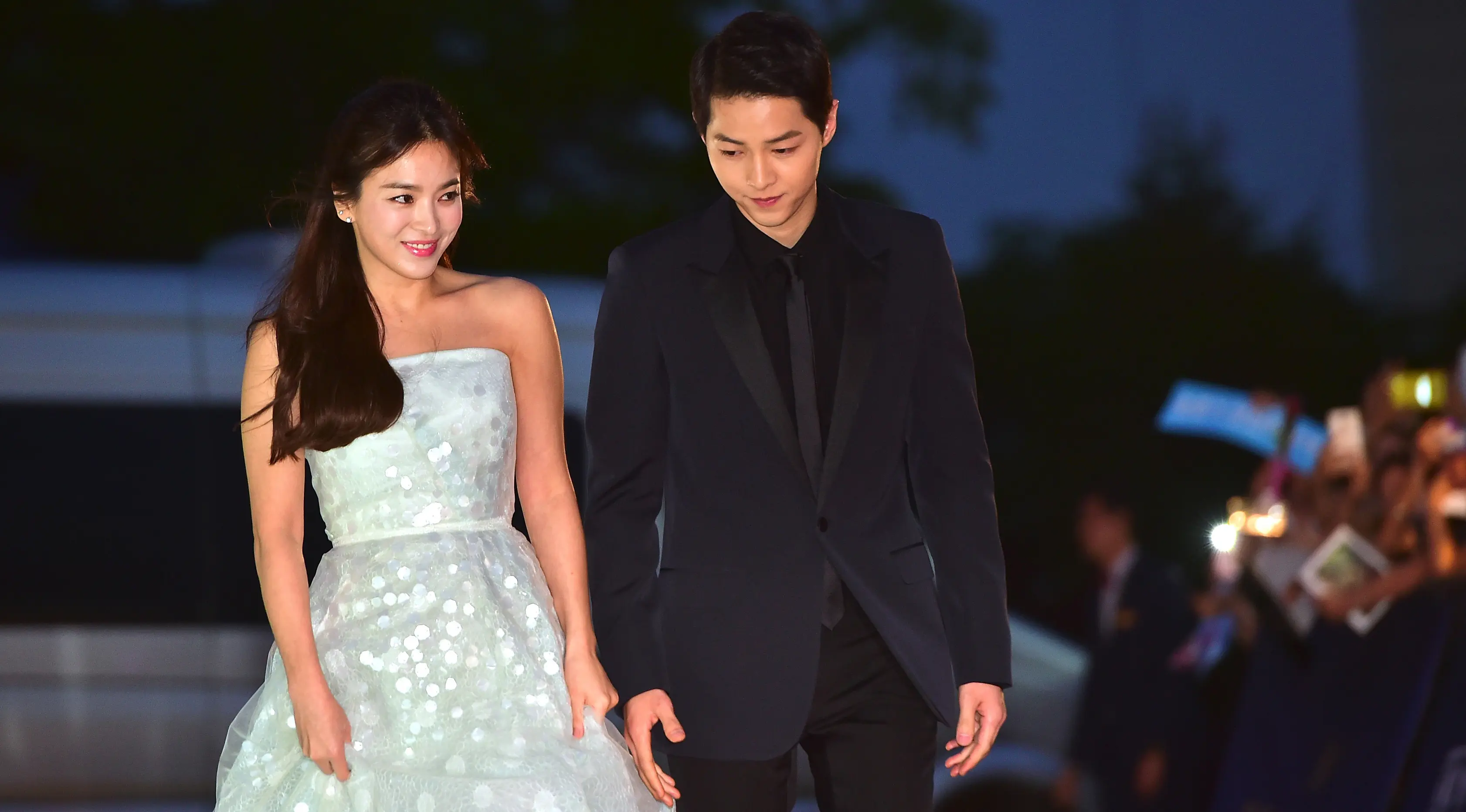 Song Joong Ki dan Song Hye Kyo berjalan di karpet merah ajang penghargaan The 52nd Baeksang Art Awards di Seoul, 3 Juni 2016. Sebelum kabar pernikahan mereka, Song Song Couple membuat publik penasaran dengan teka-teki hubungan keduanya. (JUNG YEON-JE/AFP)