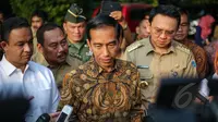 Presiden Joko Widodo (tengah), Mendikbud Anies Baswedan (kiri) dan Gubernur DKI Basuki Tjahaja Purnama memberikan keterangan disela kunjungannya meninjau pelaksanaan UN di SMA Negeri 2 Jakarta, Selasa (14/4/2015). (Liputan6.com/Faizal Fanani)