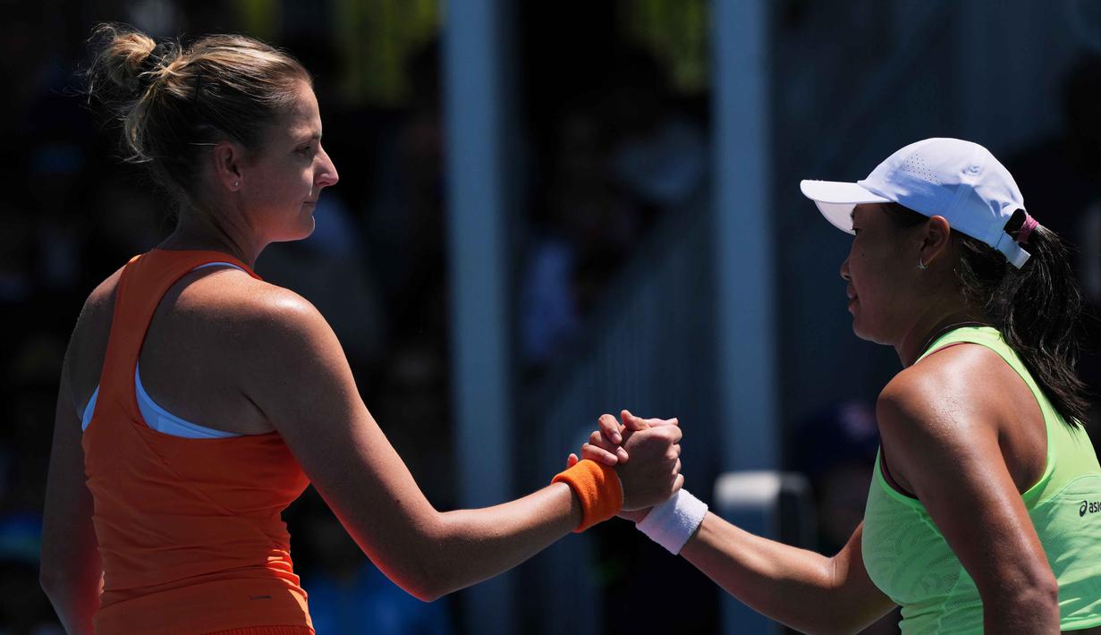 Set kedua berlangsung cukup ketat, Janice Tjen berulang kali memanfaatkan peluang servis dan reli panjang, tetapi konsistensi Karolina Pliskova membuatnya kembali memenangkan set ini dengan skor 6-4. Tampak dalam foto, petenis Indonesia, Janice Tjen (kanan) memberi selamat kepada Karolina Pliskova dari Republik Ceko usai pertandingan babak kedua tunggal putri turnamen tenis Australian Open 2026, di Melbourne, Kamis (22/1/2026). (AP Photo/Dar Yasin)