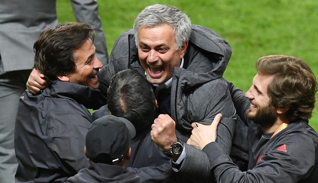 Pelatih Manchester United, Jose Mourinho, melakukan selebrasi usai menjuarai Piala Europa dengan mengalahkan Ajax Amsterdam pada final Liga Europa di Friends Arena, Stockholm, Rabu (24/05/2017). Manchester United menang 2-0. (EPA/Vassil Donev)