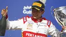 Rio Haryanto dengan trofi kemenangannya. (photo by gp2series)