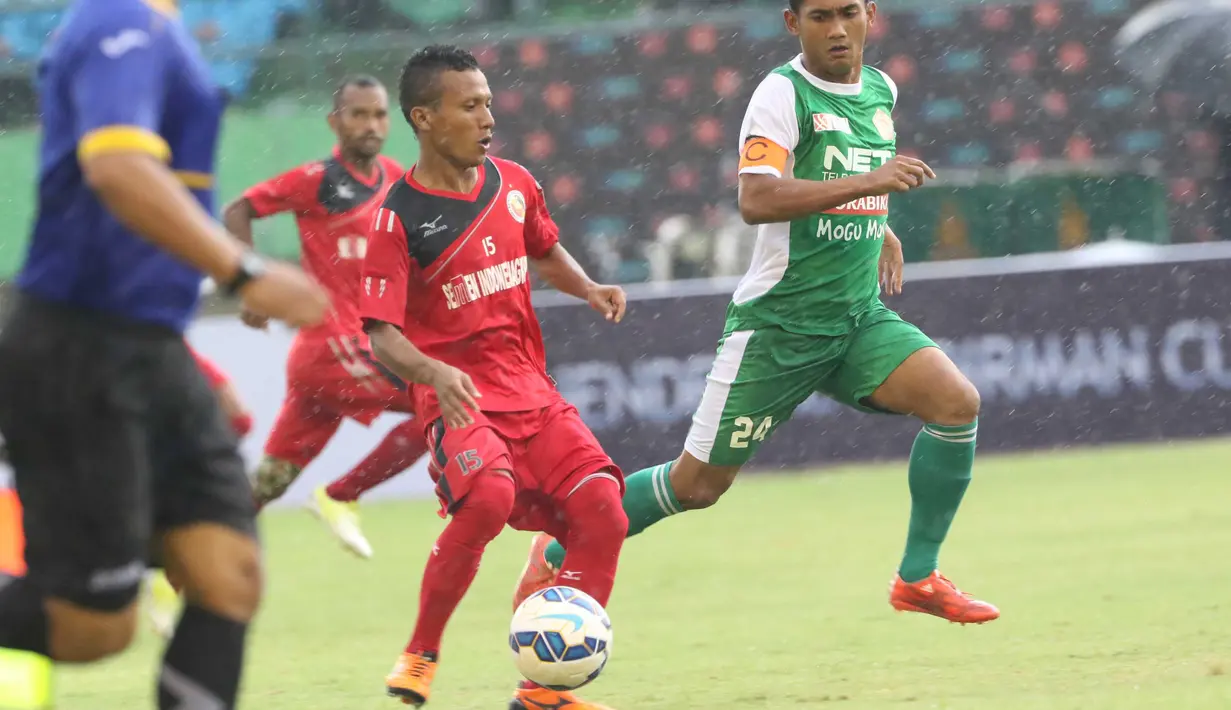 Hendra Bayauw (tengah) pemain semen padang ini tampil impresif selama Piala Jenderal Sudirman. (Bola.com/Nicklas Hanoatubun)