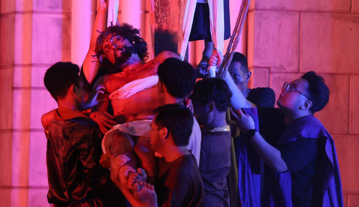 Prosesi ini umumnya diadakan saat Jumat Agung untuk membantu umat merenungkan pengorbanan dan kasih Yesus secara langsung. Tampak dalam foto, umat Katolik saat memperagakan drama visualisasi prosesi penyaliban Yesus saat peringatan Jumat Agung di Gereja Katedral, Jakarta, Jumat (3/4/2026). (Kapanlagi.com/Budy Santoso)