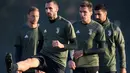 Bek Juventus Giorgio Chiellini (kiri) melakukan pemanasan saat sesi latihan di 'Juventus Training Center' di Vinovo (21/11). Juventus akan bertanding melawan Barcelona pada Grup D Liga Champions. (AFP Photo/Marco Bertorello)