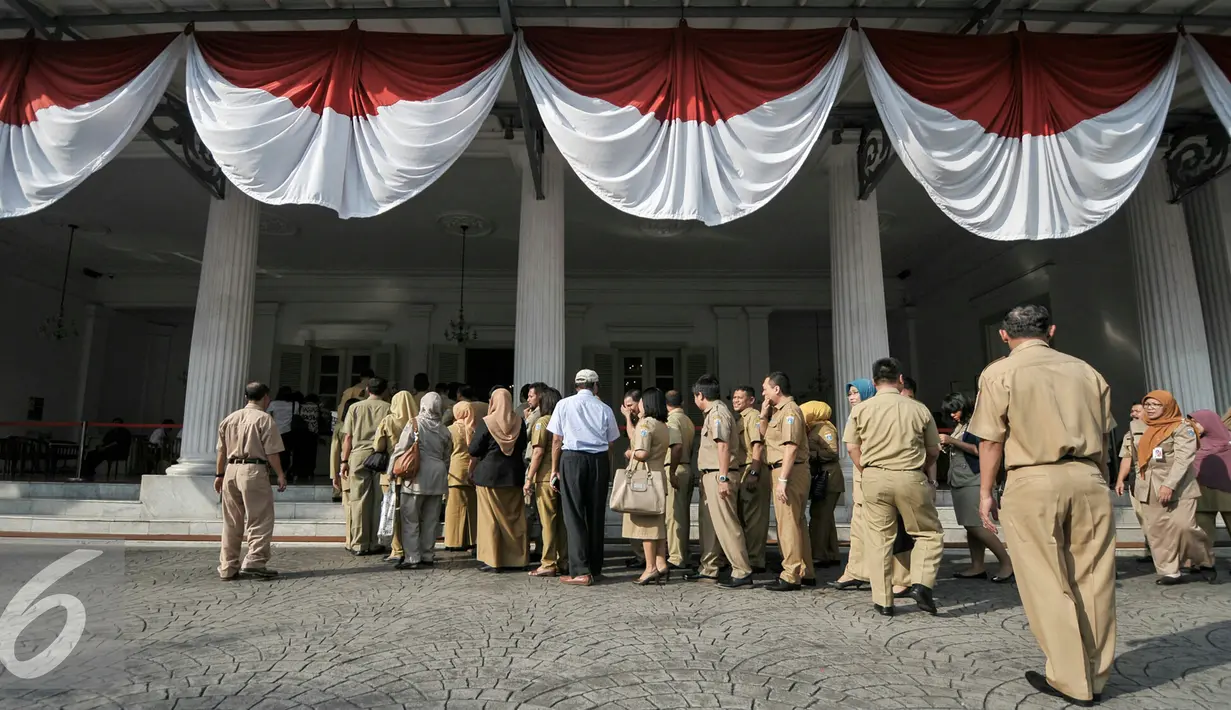 Sejumlah pegawai negeri sipil (PNS) antre masuk ke dalam Balai Kota untuk bersalaman dengan Gubernur DKI Jakarta, Senin (11/7). Gubernur Ahok menggelar halal bihalal di hari pertama kerja. (Liputan6.com/Yoppy Renato)