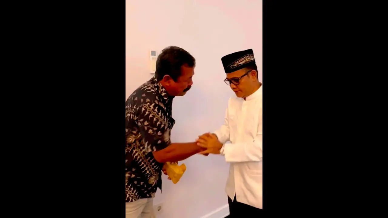Haji Faisal Beri Hadiah Uang Segepok untuk Pak Ansori Sosok yang Selamatkan Gala Saat Kecelakaan, Warganet Ikutan Nangis Terharu