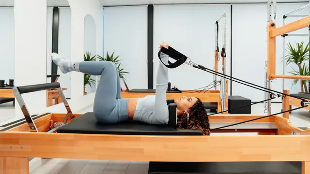 Gerakan Pilates dapat memberikan manfaat fisik bagi kekuatan dan kontrol tubuh.