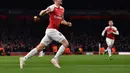 Gelandang Arsenal, Aaron Ramsey lakukan selebrasi pada leg 1, babak perempat final Liga Europa yang berlangsung di Stadion Emirates, London, Jumat (12/4). Arsenal menang 2-0 atas Napoli. (AFP/Ben Stansall)