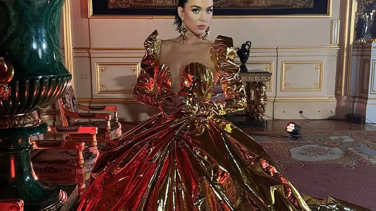 Gaya Glamor Katy Perry Pakai Gaun Emas Metalik di Konser Penobatan Raja Charles III