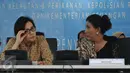 Menteri KKP Susi Pudjiastuti (kanan) berbincang dengan Menkeu Sri Mulyani Indrawati saat rilis penggagalan penyelundupan benih lobster di Gedung KKP Jakarta, Rabu (26/10). Delapan orang ditetapkan sebagai tersangka. (Liputan6.com/Helmi Fithriansyah)