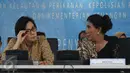 Menteri KKP Susi Pudjiastuti (kanan) berbincang dengan Menkeu Sri Mulyani Indrawati saat rilis penggagalan penyelundupan benih lobster di Gedung KKP Jakarta, Rabu (26/10). Delapan orang ditetapkan sebagai tersangka. (Liputan6.com/Helmi Fithriansyah)