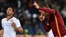 Francesco Totti mencetak dua gol saat AS Roma menaklukkan Torino 3-2 pada pertandingan Serie A di Stadion Olimpico, Roma, Kamis (21/4/2016) dini hari WIB. (AFP/Gabriel Bouys)