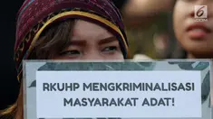 Masyarakat dari "Aliansi Masyarakat Sipil Tolak Rancangan KUHP" melakukan demontrasi di depan Gedung MPR/DPR, Jakarta, Senin (12/2). Mereka menolak RUU KUHP karena dianggap tidak demokratis. (Liputan6.com/Johan Tallo)