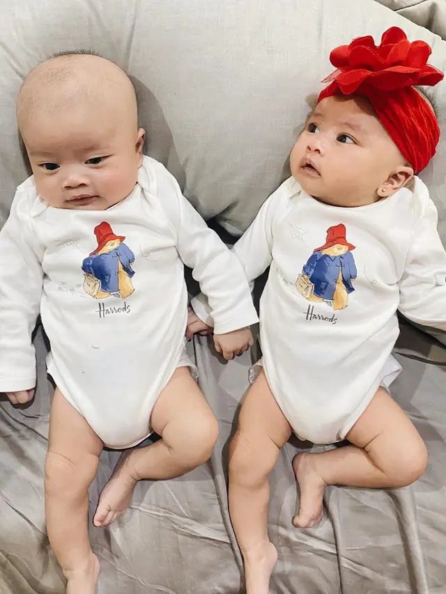 Kompak Pakai Baju Sama, Ini 6 Potret Anak Kembar Syahnaz Sadiqah Makin Gemas