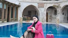 Istri Gilang Juragan 99 selalu berpenampilan elegan dengan jas yang mewahnya. Jas mewah warna merah muda ini semakin membuat Shandy Purnamasari terlihat semakin cantik. Tak heran jika foto ini ia banjir pujian. (Liputan6.com/IG/@shandypurnamasari)