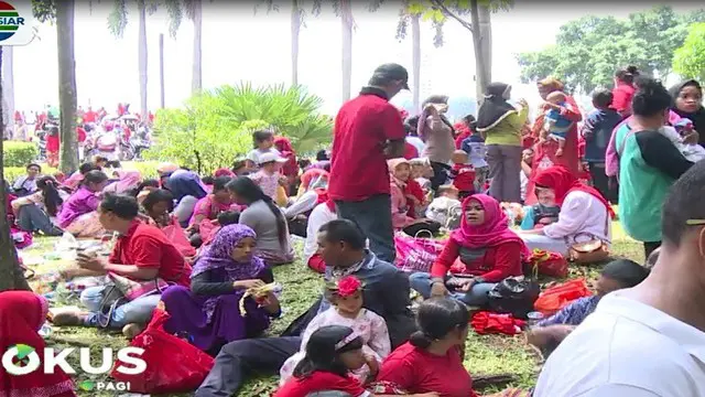 Pembagian sembako yang digelar dalam pesta rakyat, diwarnai aksi saling dorong.