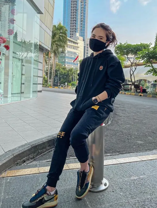 Gaya penampilannya yang menawan saat memakai outfit hitam selalu banjir pujian dari netizen. Pemiliki 1,5 juta followers di Instagram ini disebut bergaya simpel tapi tetap kece dan elegan saat memakai oufit hitam. (Liputan6.com/IG/@rrq_vivi)