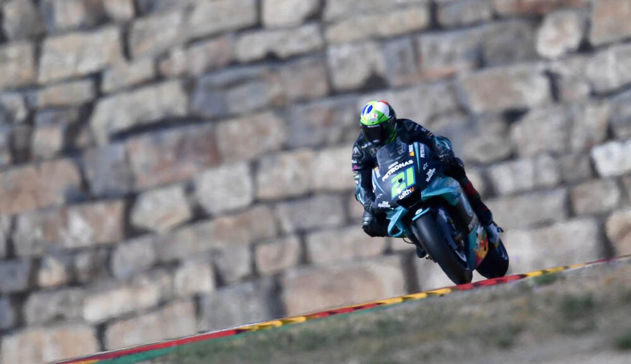 Pembalap Petronas Yamaha, Franco Morbidelli, saat balapan  MotoGP Teruel, Minggu (25/10/2020). Morbidelli berhasil finis pertama dengan catatan waktu 41 menit 47,652 detik. (AP/Jose Breton)