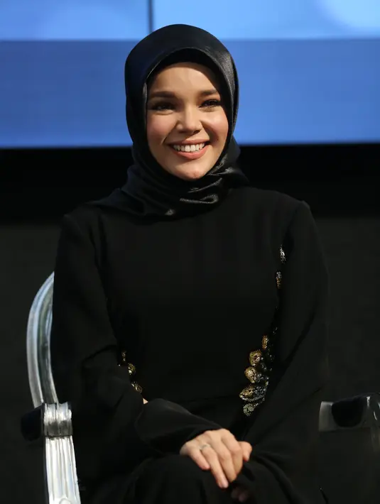 Dalam sekuel film yang sukses pada tahun 2008 silam, Ayat Ayat Cinta, penyanyi dan pemeran Dewi Sandra menjadi salah satu pemerannya. Dalam Ayat Ayat Cinta 2, istri Agus Rahman itu memerankan tokoh Sabina. (Adrian Putra/Bintang.com)