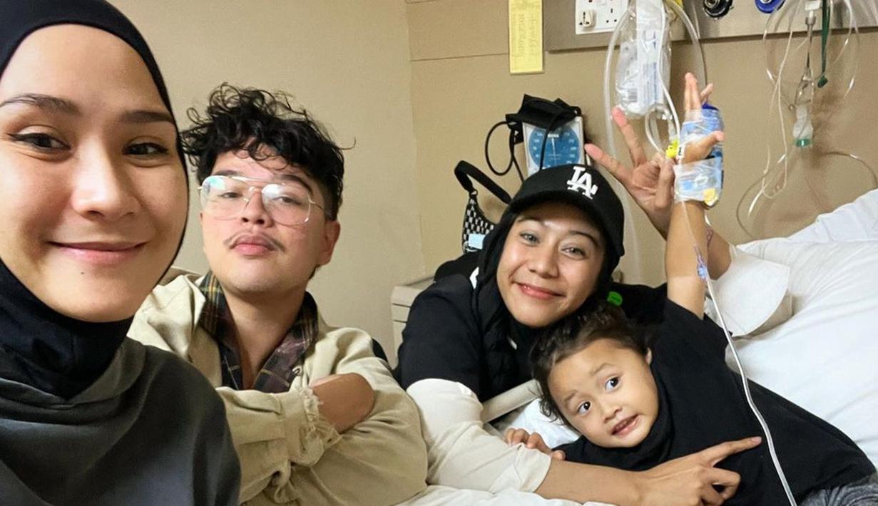 Zaskia Adya Mecca membagikan kisah mengenai kedua anaknya yang harus di larikan ke rumah sakit dengan waktu yang hampir bersamaan. Hal ini pun membuat wanita 35 tahun ini merasa begitu sedih saat mengetahui keadaan kedua anaknya. (Liputan6.com/IG/@zaskiadyamecca)