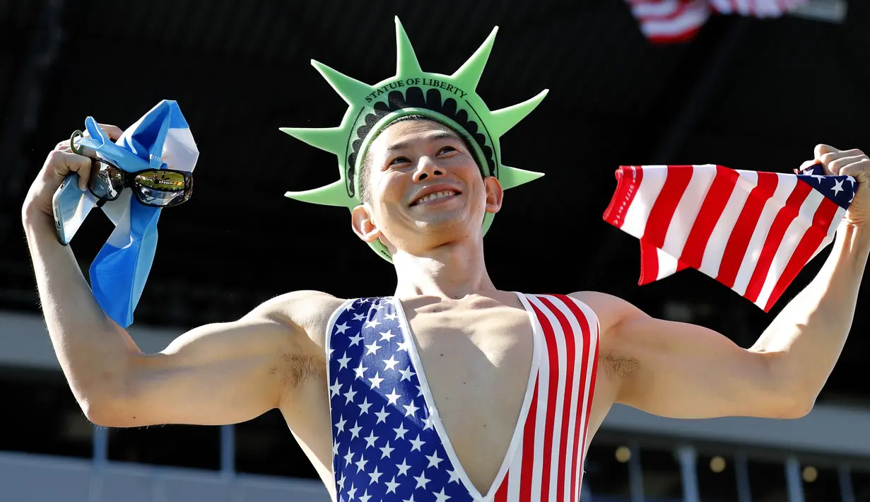 Seorang fans mengenakan kostum patung liberty sebelum pertandingan Rugby World Cup Pool C  antara Argentina dan Amerika Serikat di Kumagaya City, Jepang (9/10/2019). (AP Photo/Eugene Hoshiko)