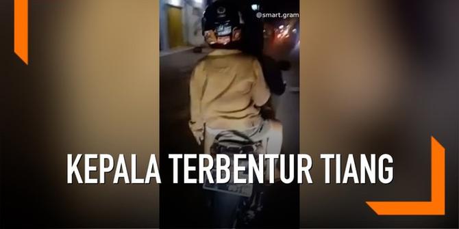 VIDEO: Ngantuk, Kepala Pria Terbentur Tiang Listrik Saat Dibonceng Motor