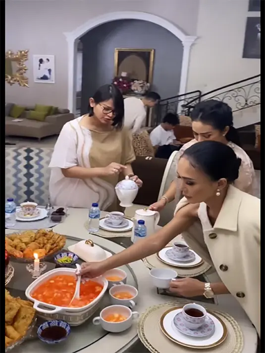 "Alhamdulillah kebiasaan yang kami lakukan sejak dulu adalah buka puasa pertama selalu sama mama," tulis Yuni Shara sebagai caption videonya. [Instagram/yunishara36]
