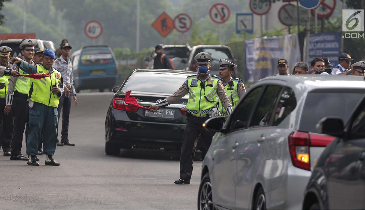 FOTO Aturan  Ganjil  Genap  di GT Cibubur  II Mulai Diuji 