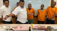 Polisi memperlihatkan barang bukti penambangan emas tanpa izin di Kabupaten Kuantan Singingi, Riau. (Liputan6.com/M Syukur)