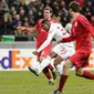 Gelandang Liverpool, Jordon Ibe (tengah) berusaha menendang bola dari kawalan dua pemain Rubin Kazan pada lanjutan Liga Europa Grup B di Kazan Arena, Rusia, (6/11). Liverpool menang atas tuan rumah Rubin Kazan dengan skor 1-0. (Reuters/Henry Browne)