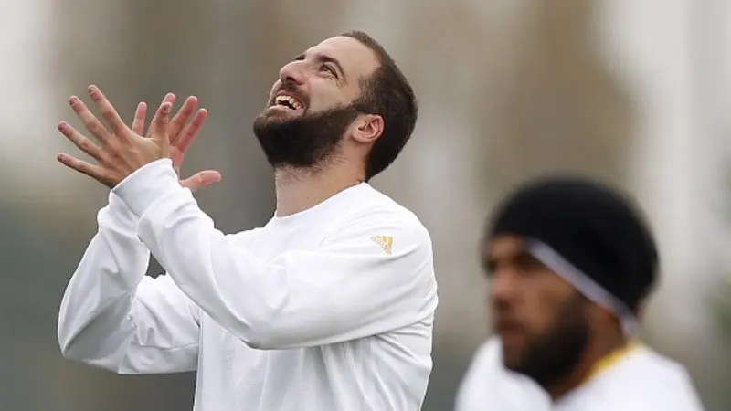 Striker Gonzalo Higuain berlatih bersama Juventus. 