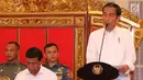 Presiden Jokowi saat memimpin rapat sidang kabinet paripurna membahas RAPBN Tahun 2018 di Istana Negara, Senin (24/7). Rapat yang dihadiri Wapres Jusuf Kalla beserta seluruh jajaran menteri Kabinet Kerja membahas RAPBN 2018. (Liputan6.com/Angga Yuniar)