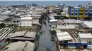 Warga diimbau untuk tetap waspada karena banjir rob diperkirakan masih berpotensi terjadi hingga 7 Desember 2025, dengan prediksi puncak pasang terjadi setiap hari pada pagi hingga siang hari. Tampak foto udara menunjukkan permukiman yang terendam air pasang di Muara Baru, Jakarta, pada Sabtu 6 Desember 2025. (ADITYA IRAWAN/AFP)