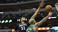Pemain Minnesota Timberwolves, Karl-Anthony Towns #32 melakukan blok saat pemain Dallas Mavericks, Deron Williams melakukan tembakan pada laga NBA di American Airlines Center, Dallas, Texas, AS, (20/1/2016).  (EPA/Larry W. Smith)