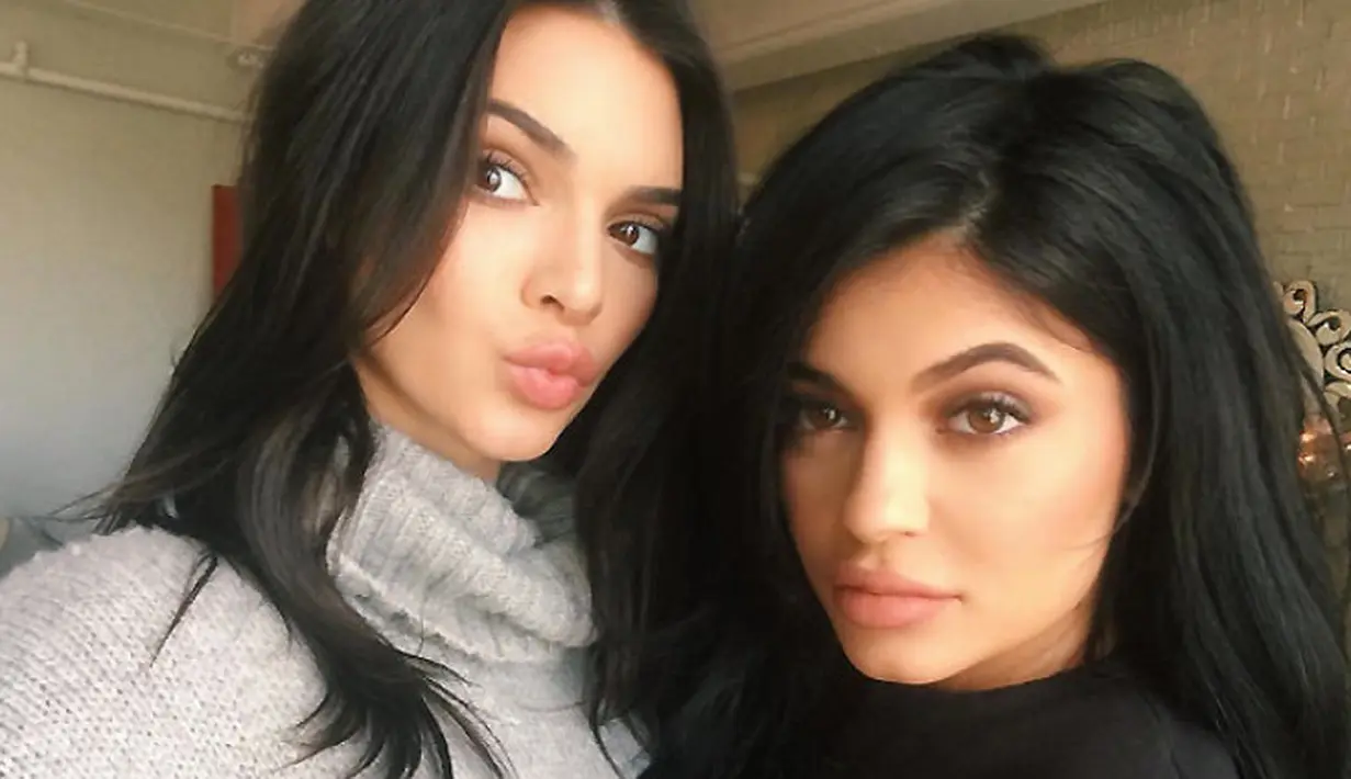 Kylie Jenner melakukan sesi tanya jawab dengan ibunya, Kris Jenner. Si bungsu itu pun menceritakan tentang keisengan Kendall. (instagram/kyliejenner)