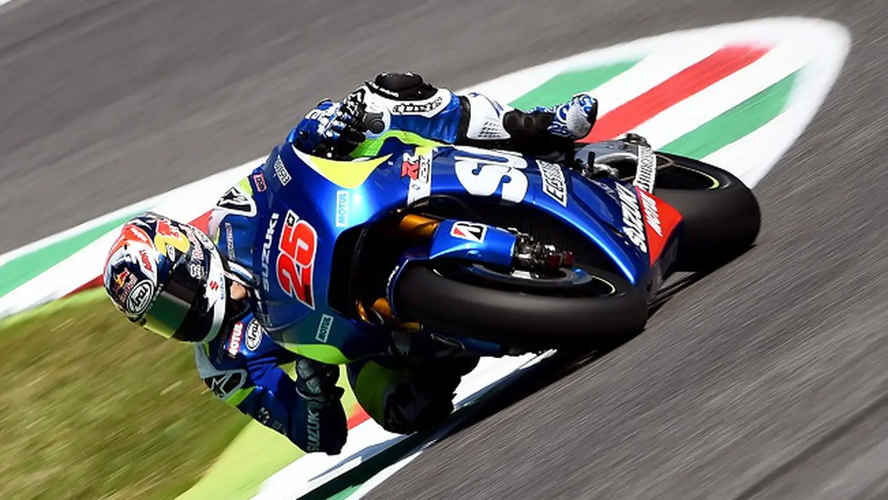 Maverick Vinales, pembalap MotoGP dari tim Suzuki Ecstar, dalam sesi latihan ketiga Grand Prix Italia di sirkuit Mugello, 30 Mei 2015. EPA / CLAUDIO ONORATI