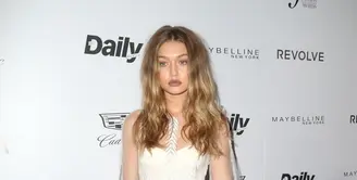 Kekasih dari Zayn Malik, Gigi Hadid menunjukan lekuk tubuh indahnya ketika ia berada di L.A Fashion Week 2016 pada (20/03/16). (AFP/Bintang.com)