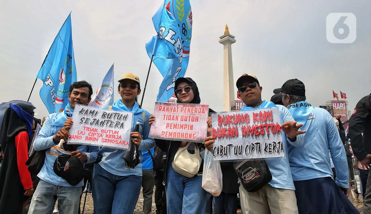 Hari Buruh Internasional menjadi momen penting untuk menyampaikan pesan serta tuntutan atas hak-hak yang perlu diperjuangkan untuk disebarluaskan. (Liputan6.com/Angga Yuniar)