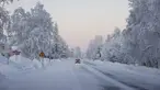 Salju dan embun beku menutupi jalan dan lanskap di desa Vittangi di kota Kiruna, Swedia utara, yang suhunya turun hingga -38,9 derajat Celcius pada pagi hari, Rabu (3/1/2024). (Emma-Sofia OLSSON / TT NEWS AGENCY / AFP)