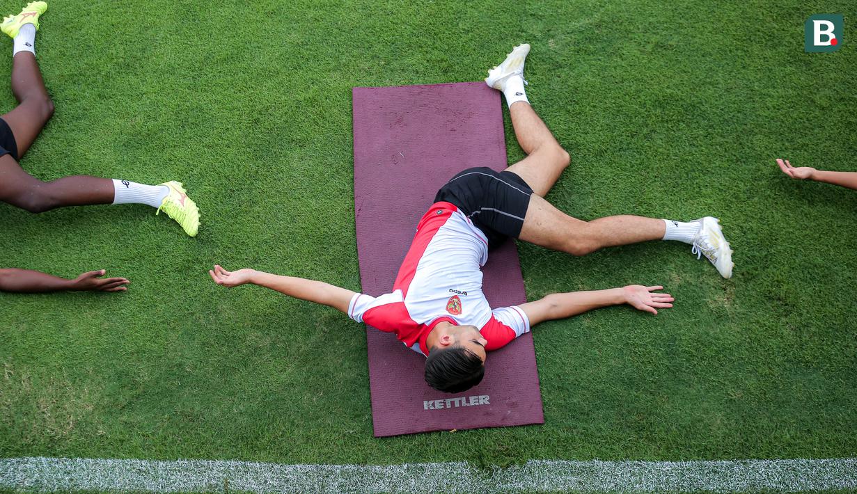 Pemain Timnas Indonesia U-20, Jens Raven melakukan pemanasan jelang Kualifikasi Piala Asia U-20 2025 yang berlangsung di Lapangan A, Stadion Utama Gelora Bung Karno (SUGBK), Senayan, Jakarta, Selasa (24/09/2024). (Bola.com/Bagaskara Lazuardi)
