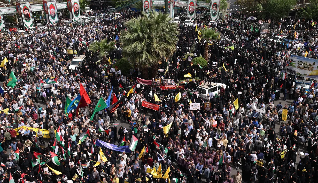 Warga Iran berunjuk rasa di Alun-Alun Palestina, Teheran pada 9 April 2025. (ATTA KENARE/AFP)