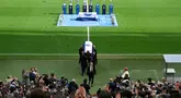 Peti mati mantan presiden FC Porto, Jorge Nuno Pinto da Costa dibawa keluar dari stadion Dragao setelah upacara penghormatan di Stadion Dragao, Porto, Portugal pada 17 Februari 2025. Pinto da Costa, menjabat sebagai presiden FC Porto dari tahun 1982 hingga 2024 dan meninggal dunia pada usia 87 tahun. (AFP/Miguel Riopa)