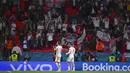 Pemain Inggris Harry Kane dan Jack Grealish memberikan tepuk tangan kepada para penggemar di akhir laga melawan Republik Ceko pada pertandingan Grup D Euro 2020 di Stadion Wembley, London, Selasa (22/6/2021). Inggris menang 1-0. (AP Photo/Laurence Griffiths, Pool)