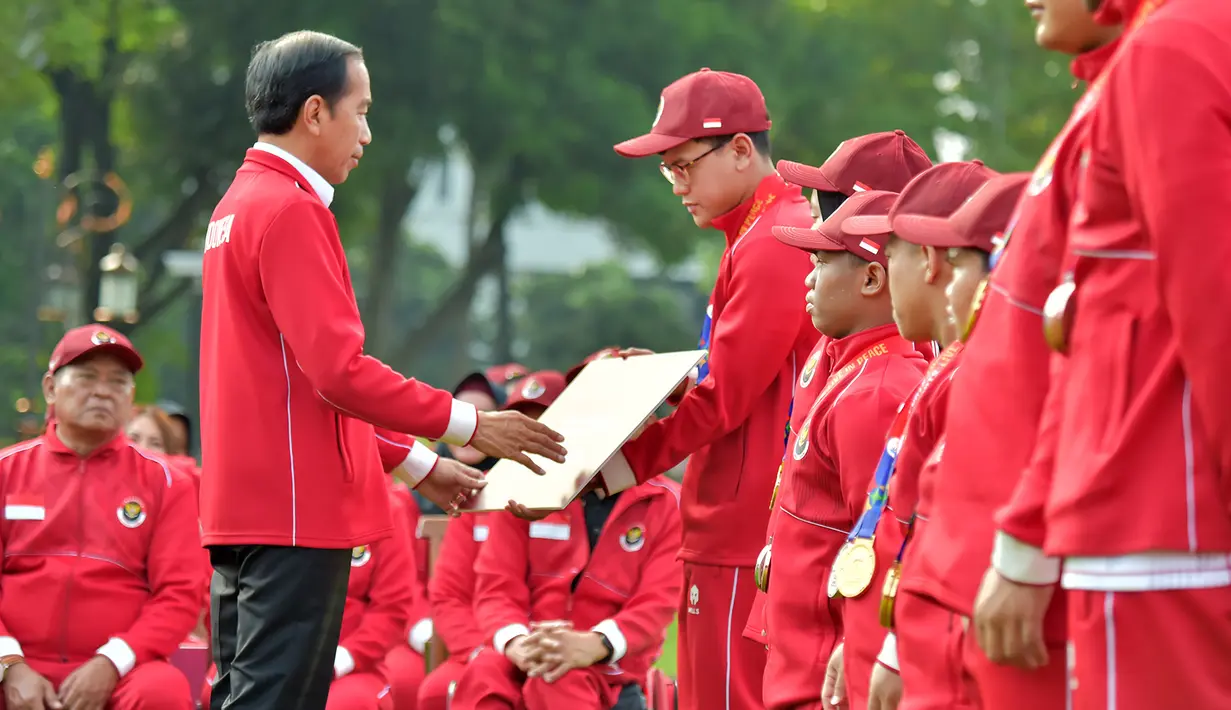 Presiden Joko Widodo secara simbolis menyerahkan bonus kepada para atlet, pelatih dan asisten pelatih peraih medali dalam ajang ASEAN Para Games (APG) 2023 di Istana Merdeka, Senin (3/7/2023). Kontingen Indonesia sukses menjadi juara umum APG 2023 yang digelar pada 3-9 Juni 2023 di Phnom Penh, Kamboja, dengan raihan 158 medali emas, 148 perak dan 95 perunggu. (Dok. Sekretariat Presiden)