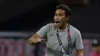 Pelatih Timnas Indonesia, Bima Sakti, memberikan arahan saat melawan Singapura pada laga Piala AFF 2018 di Stadion Nasional, Singapura, Jumat (9/11). Singapura menang 1-0 atas Indonesia. (Bola.com/M. Iqbal Ichsan)