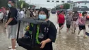 Dilansir AP pada 2 Agustus 2023, banjir yang melanda Beijing dan sekitarnya menyebabkan 11 orang tewas dan 27 orang dilaporkan hilang berdasarkan laporan dari pemerintah setempat. (AP Photo/Andy Wong)