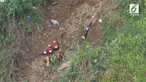 Hari Senin (17/9), puluhan petugas penyelamat mencari korban yang tertimbun tanah longsor di daerah Itogon, Filipina. Longsor dipicu topan Mangkhut yang sempat terjang Filipina.