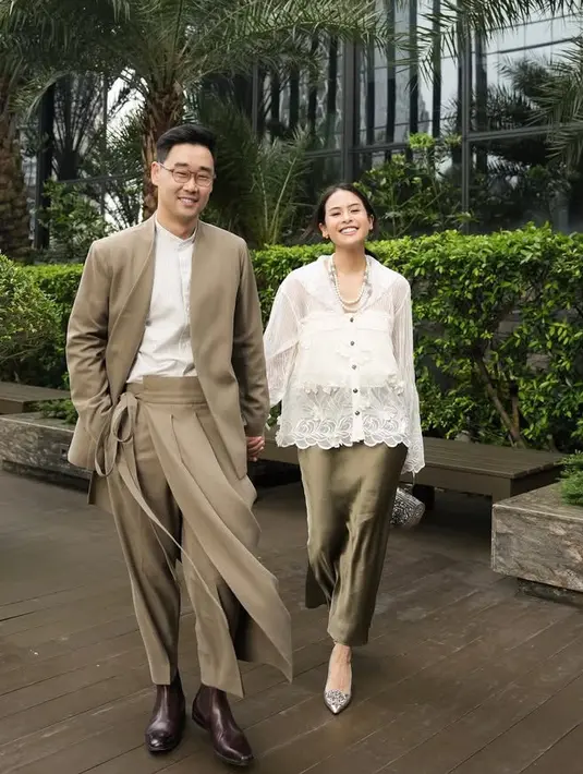 Maudy Ayunda tahun ini tampil dengan atasan baju putih lengan panjang sheer dengan bordir bunga. Dipadukan long skirt warna hujau olive. [@maudyayunda]