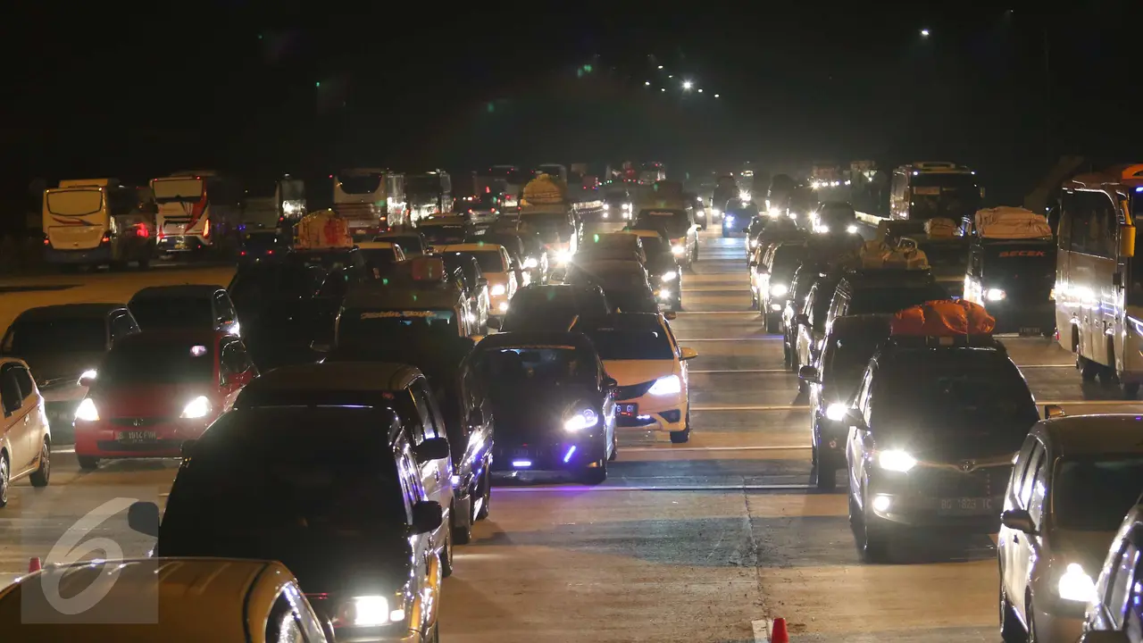 20160701-Angkutan Mudik Dengan Mobil Bak Terbuka Ramaikan Gerbang Tol Cikopo-Jawa Barat